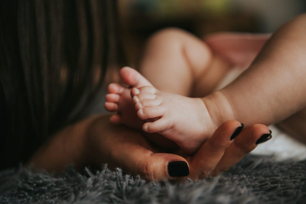 Pieds de bébé dans les mains de sa mère